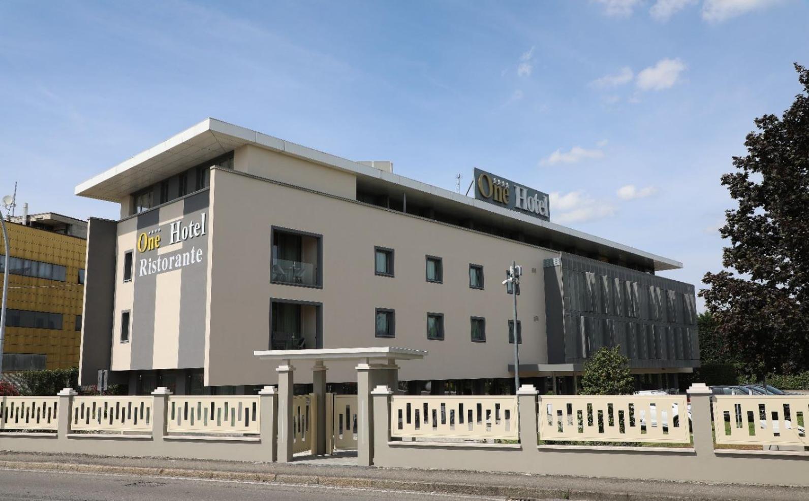 One Hotel Dalmine Buitenkant foto