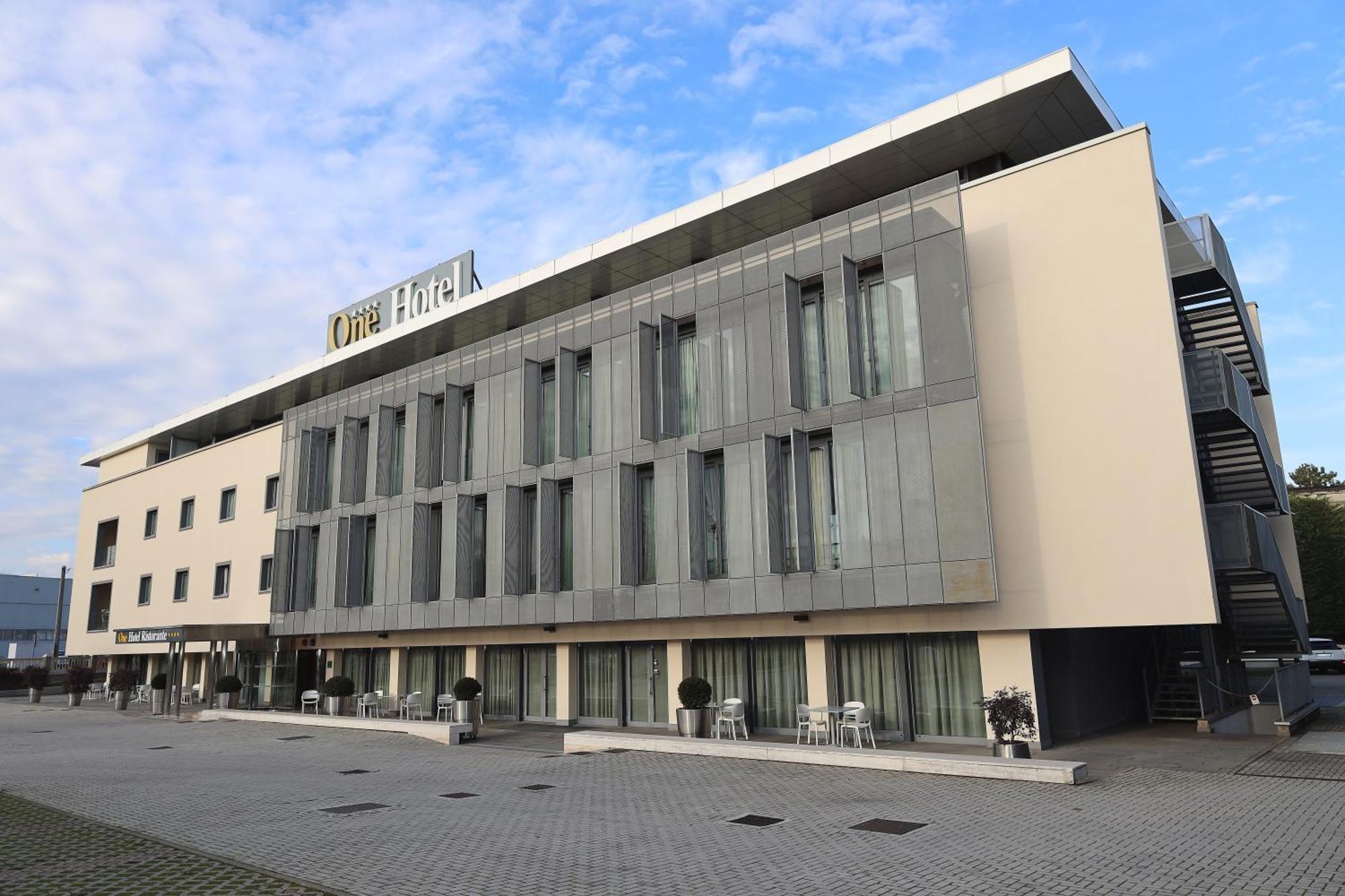 One Hotel Dalmine Buitenkant foto