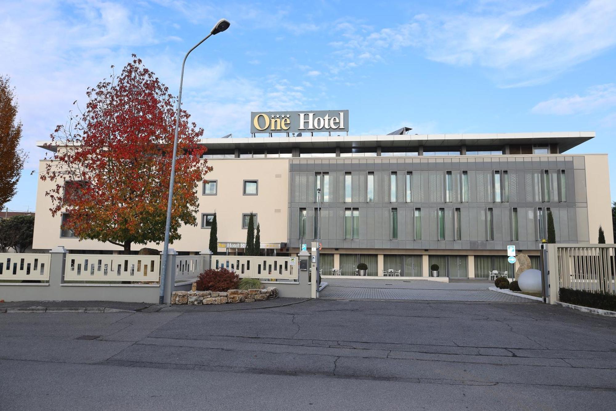 One Hotel Dalmine Buitenkant foto